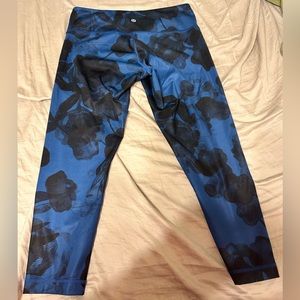 Lululemon leggings size 8 color black blue flowers